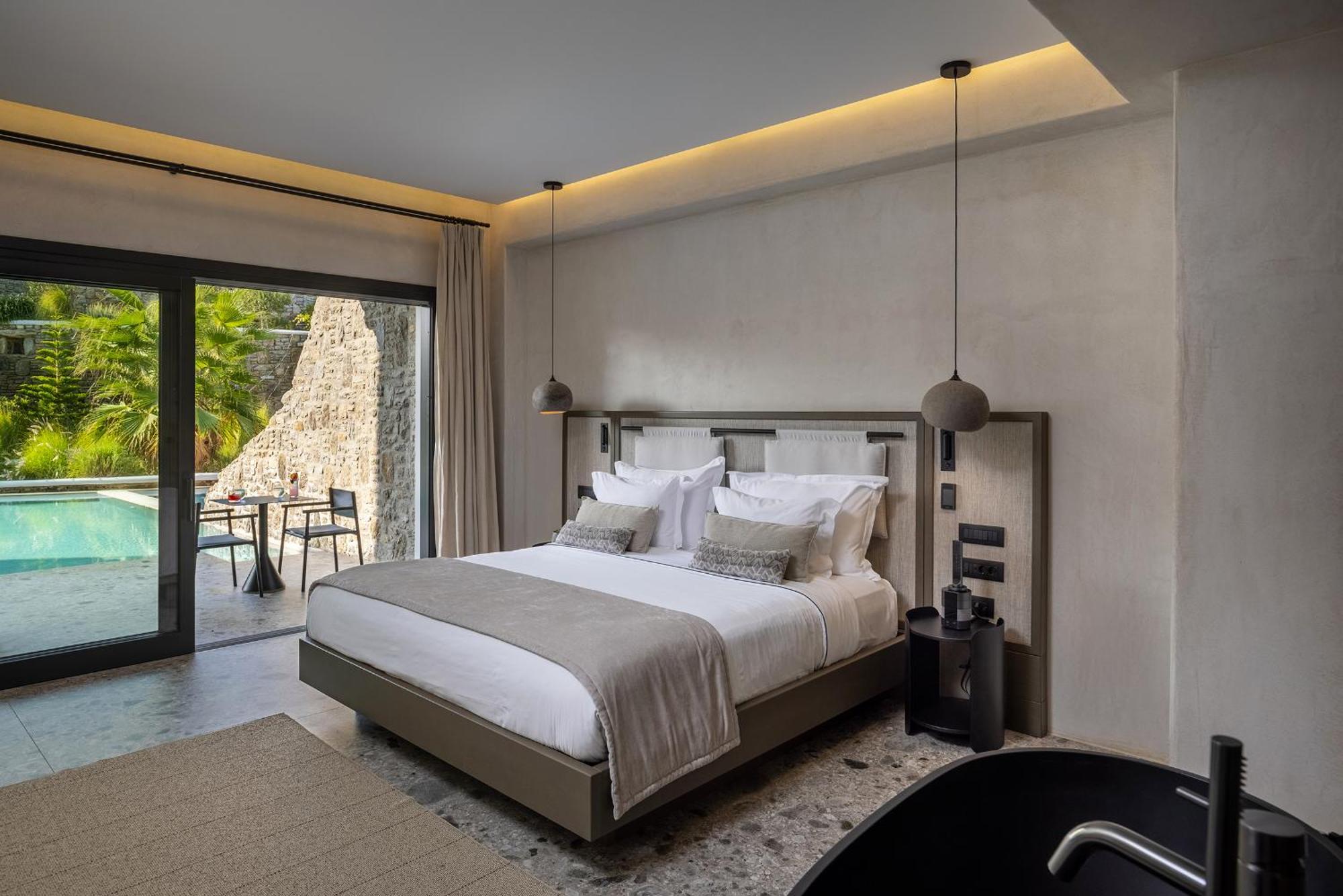 Aeonic And Hotel